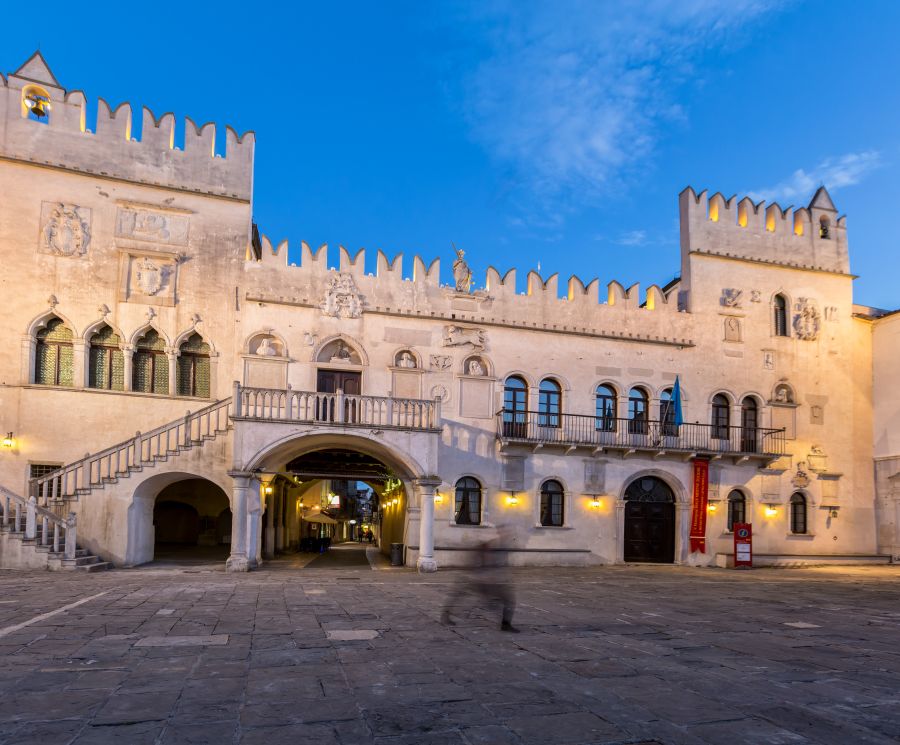 Discover the secrets of the Praetorian Palace and the Taverna